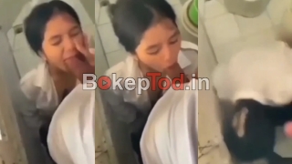 Bokep Smp Abg Bocil Mesum Nyepong Di Toilet Sekolah